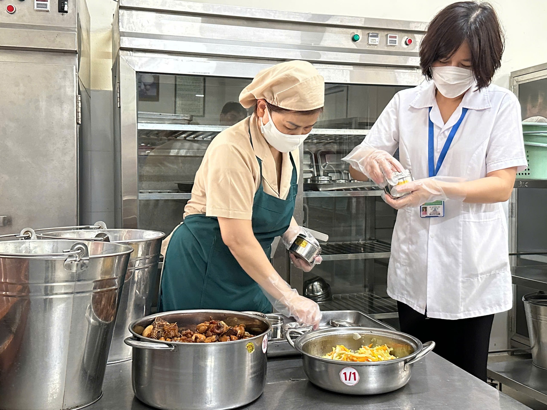 누이탄 초등학교 구내식당에서 의료진과 주방 직원들이 매일 음식 샘플을 채취합니다.