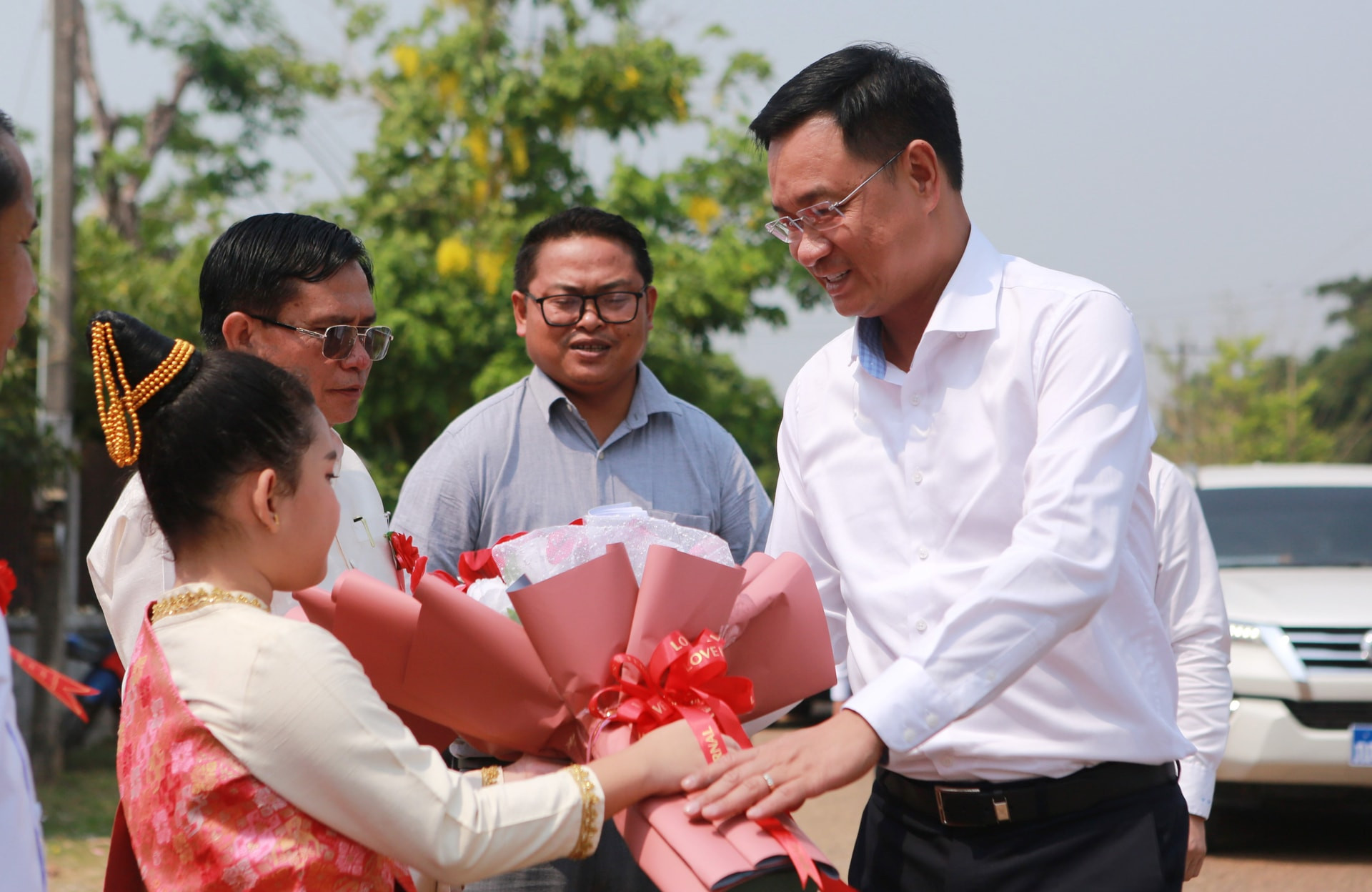Students from Khongsedon District, Salavan Province welcomed Da Nang Party Secretary Le Ngoc Quang and other Da Nang officials to the inauguration ceremony. Photo: T. CONG