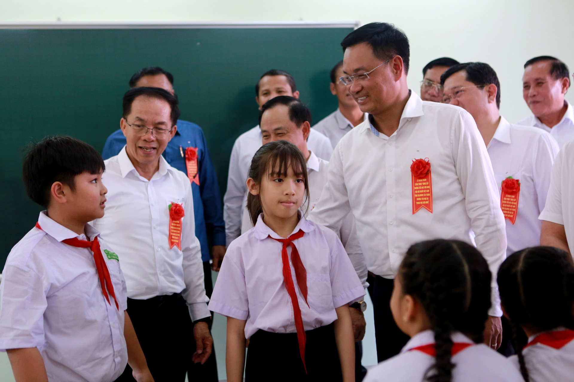 Da Nang Party Secretary Le Ngoc Quang talks with students of the Friendship Primary and Secondary School. Photo: T. CONG
