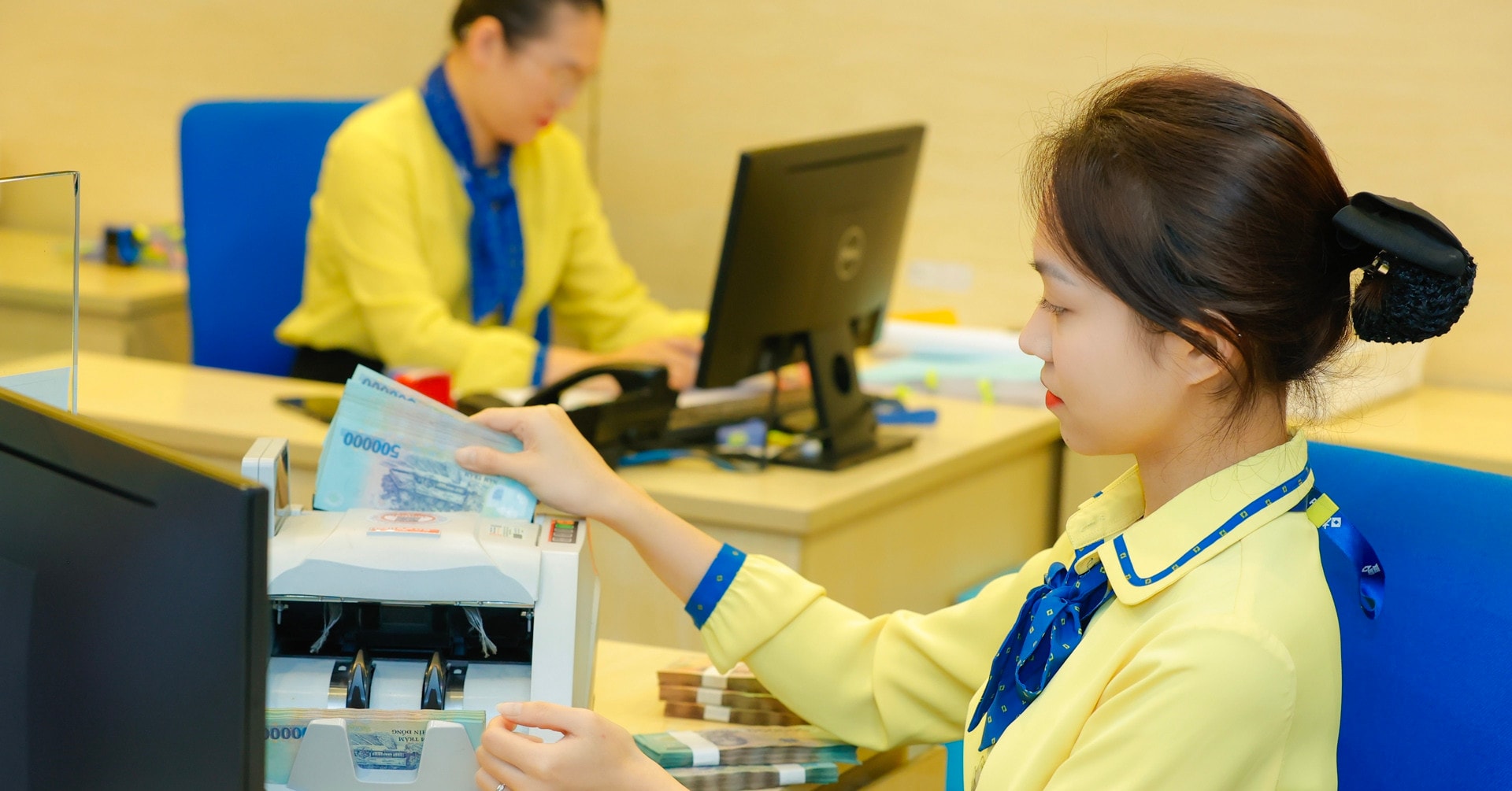 Khách hàng giao dịch tại ngân hàng trong bối cảnh lãi suất huy động tăng mạnh