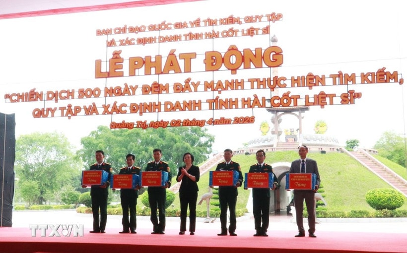 Bí thư Trung ương Đảng, Phó Thủ tướng Phạm Thị Thanh Trà tặng quà các Đội Quy tập mộ liệt sỹ. (Ảnh: Tường Vi/TTXVN)