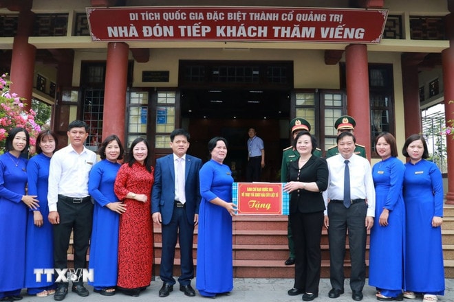 ttxvn-hai-cot-liet-sy2.jpg