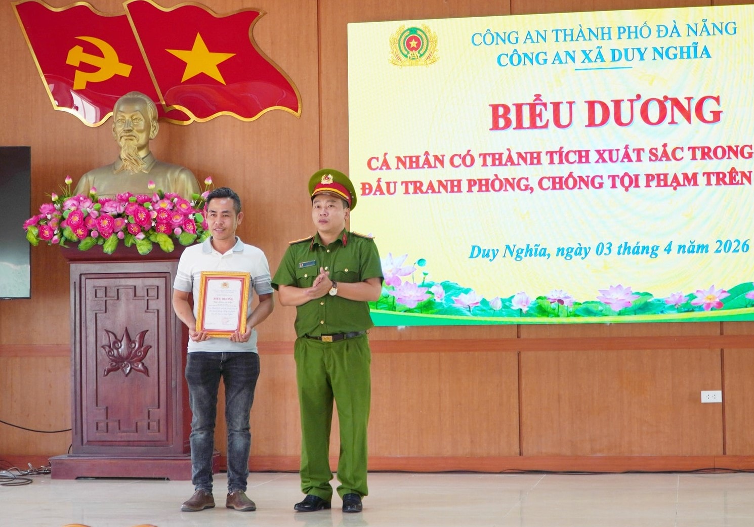 anh-lam-quoc-viet-duoc-truong-cong-an-xa-duy-nghia-bieu-duong-vi-da-co-thanh-tich-xuat-sac-trong-cong-tac-dau-tranh-phong-chong-toi-pham-tren-dia-ban-xa(1).jpg