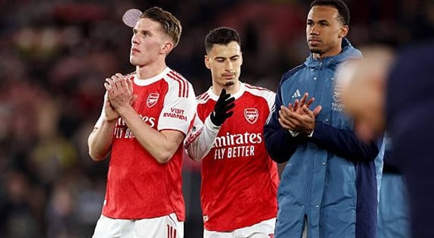 Arsenal thua sốc Southampton dù được đánh giá cao hơn tại tứ kết FA Cup.