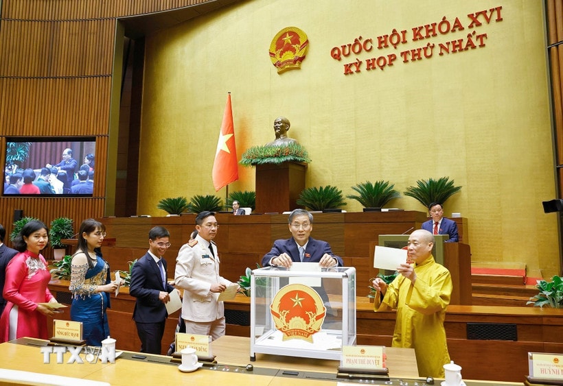 Đại biểu Quốc hội bỏ phiếu bầu Chủ tịch Quốc hội khoá XVI. (Ảnh: Doãn Tấn/TTXVN)