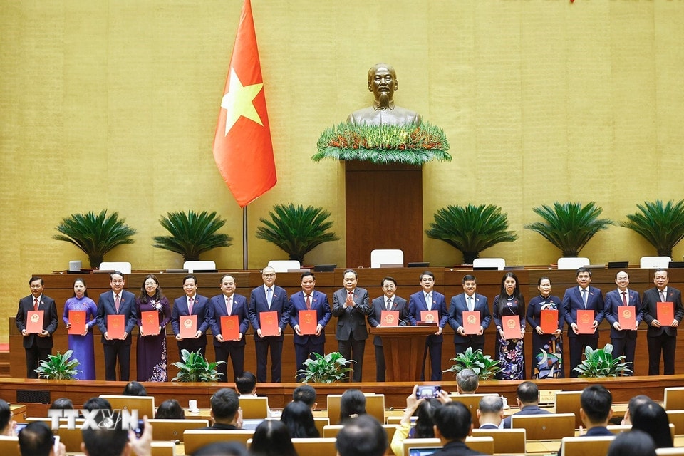 Chủ tịch Quốc hội Trần Thanh Mẫn trao Nghị quyết phê chuẩn cho các Trưởng Đoàn đại biểu Quốc hội. (Ảnh: Doãn Tấn/TTXVN)