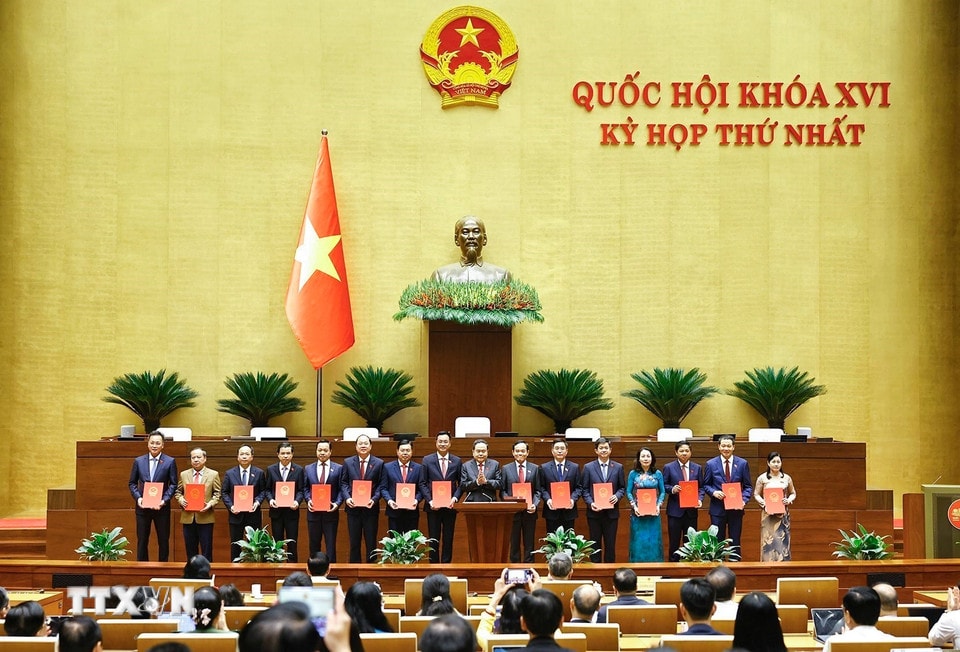 Chủ tịch Quốc hội Trần Thanh Mẫn trao Nghị quyết phê chuẩn cho các Trưởng Đoàn đại biểu Quốc hội. (Ảnh: Doãn Tấn/TTXVN)