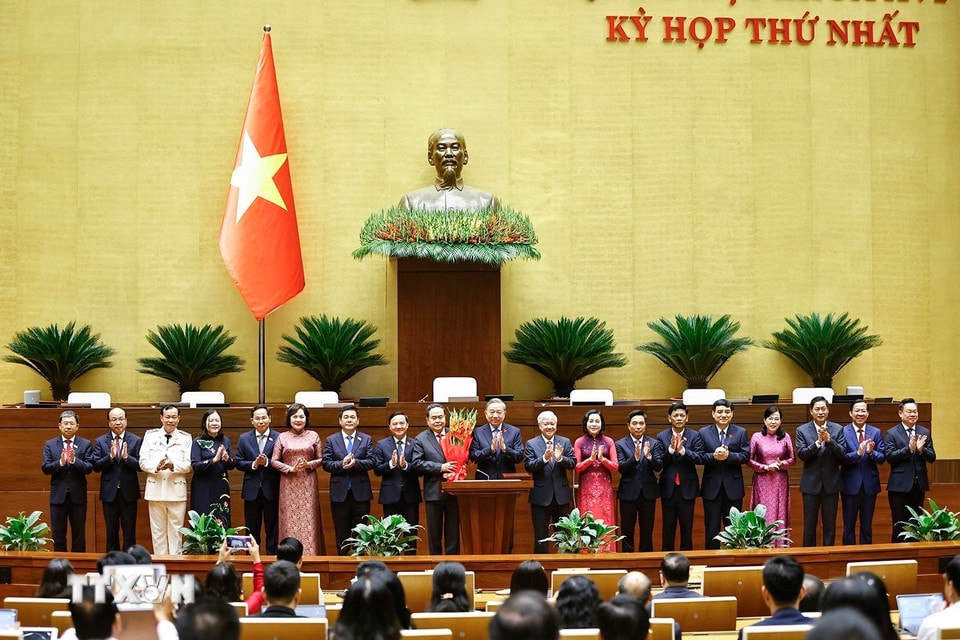 Tống Bí thư Tô Lâm thay mặt các đại biểu Quốc hội khóa XVI tặng hoa chúc mừng Chủ tịch Quốc hội Trần Thanh Mẫn, các Phó Chủ tịch Quốc hội và Ủy viên Ủy ban Thường vụ Quốc hội. (Ảnh: Doãn Tấn/TTXVN)