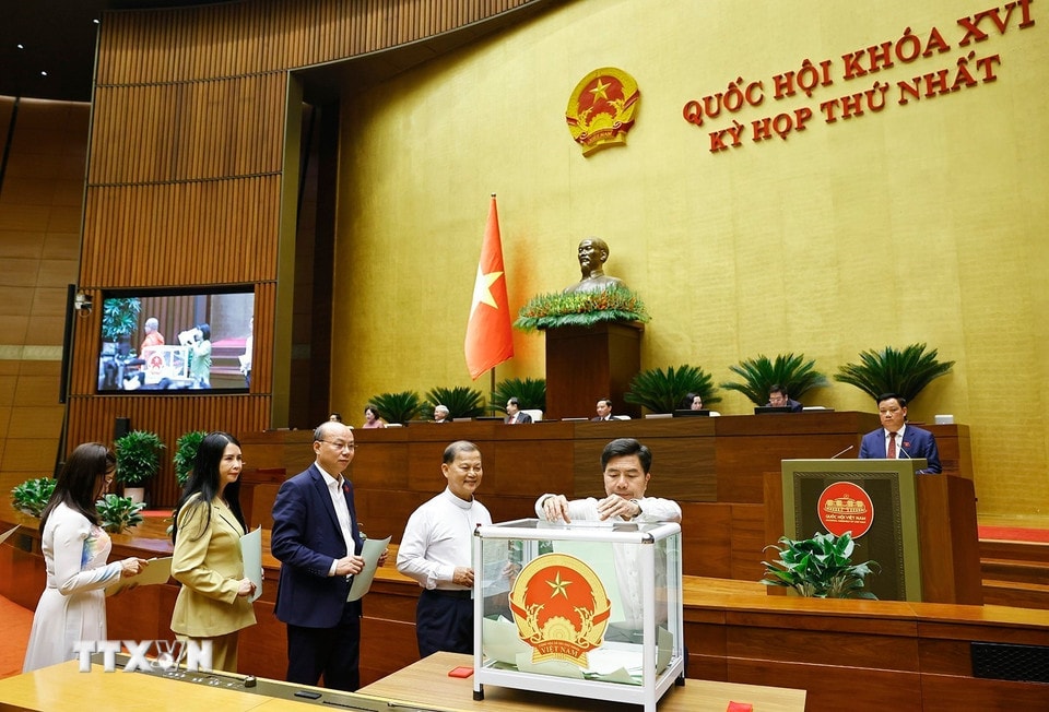 Đại biểu Quốc hội bỏ phiếu. (Ảnh: Doãn Tấn/TTXVN)