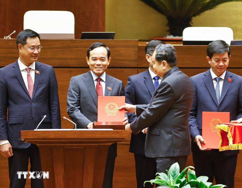 Chủ tịch Quốc hội Trần Thanh Mẫn trao Nghị quyết phê chuẩn cho các Trưởng Đoàn đại biểu Quốc hội. (Ảnh: Doãn Tấn/TTXVN)