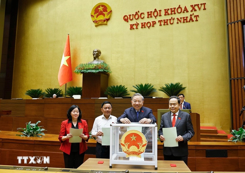 Tổng Bí thư Tô Lâm và đại biểu Quốc hội bỏ phiếu. (Ảnh: Doãn Tấn/TTXVN)