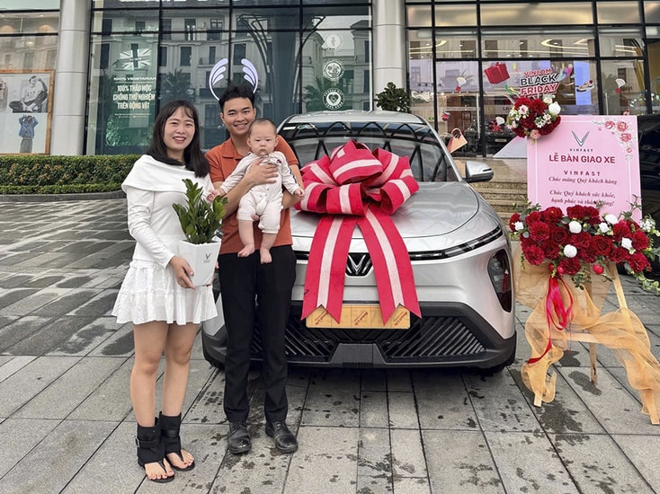 Anh Lưu Thanh Thành bên chiếc xe VinFast Limo Green của gia đình