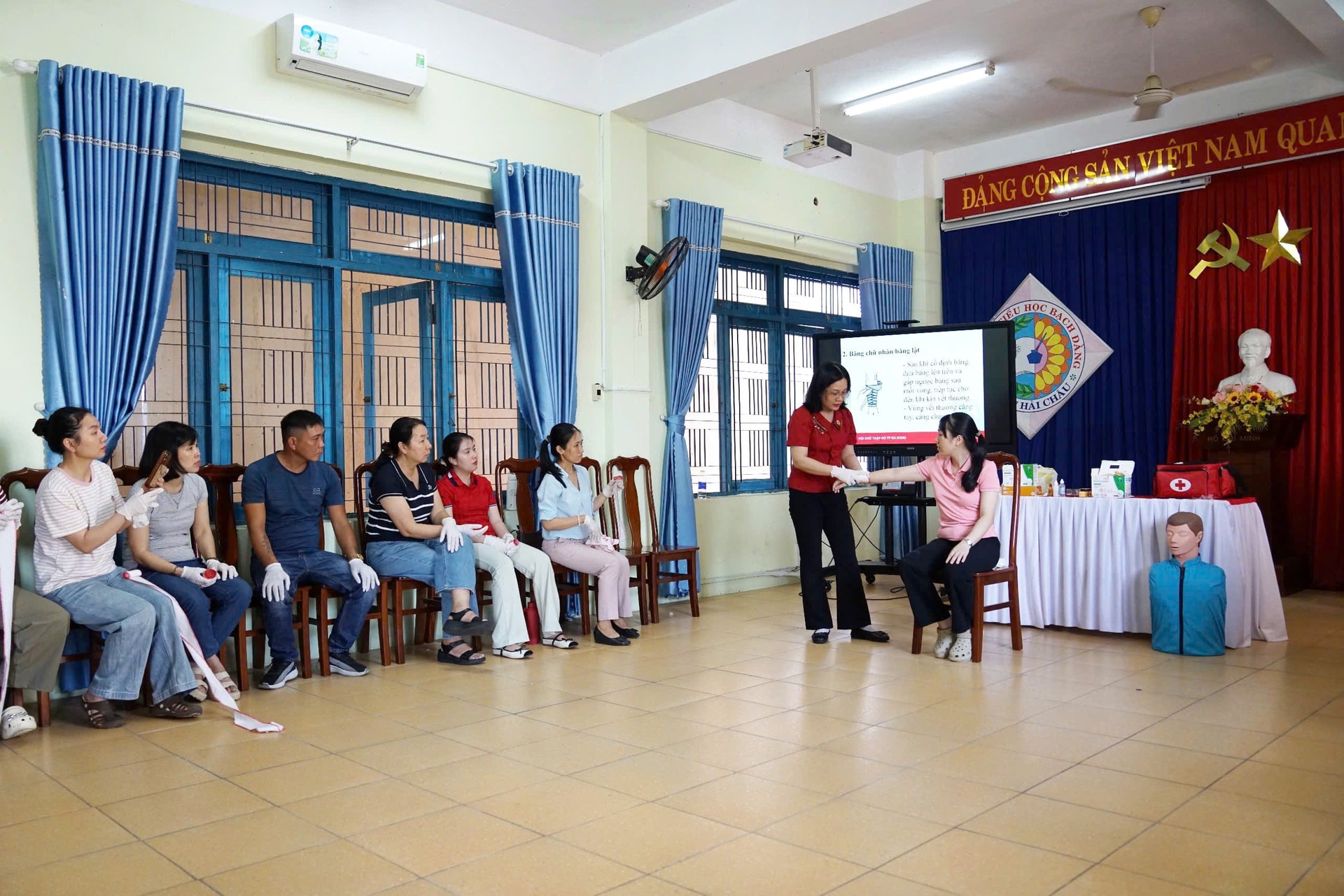 Kỹ năng sơ cấp cứu từng bước được triển khai trong môi trường học đường. Ảnh: TRÂM ANH