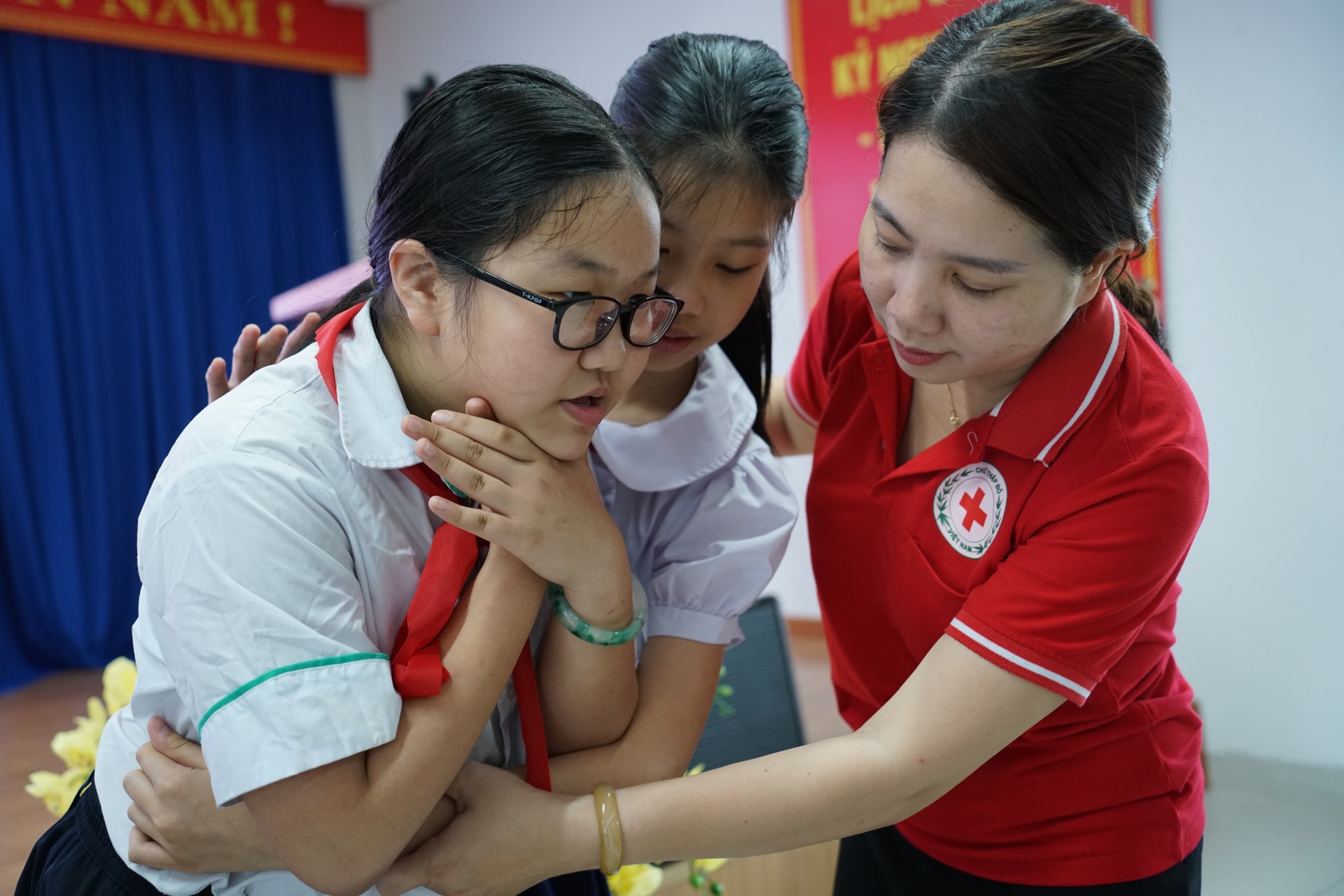 Học sinh lớp 5 Trường Tiểu học Lý Tự Trọng thực hành xử trí dị vật đường thở dưới sự hướng dẫn của báo cáo viên. Ảnh: TRÂM ANH