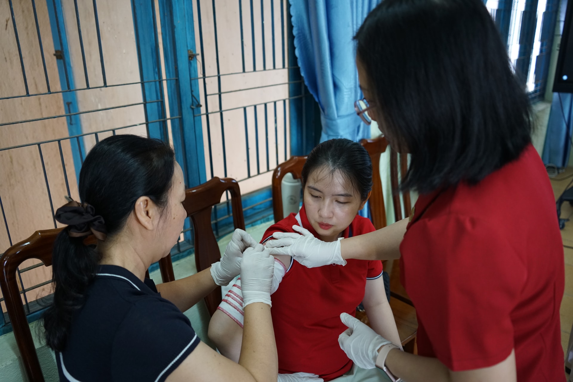 Buổi tập huấn kết hợp giữa lý thuyết và thực hành trực quan. Ảnh: TRÂM ANH