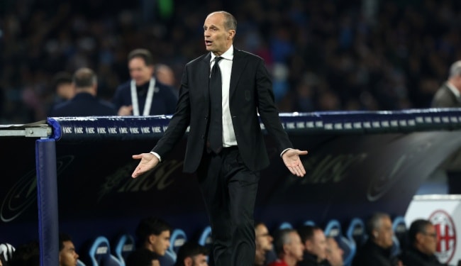 Hàng công AC Milan bế tắc hoàn toàn trước hệ thống phòng ngự của Napoli.