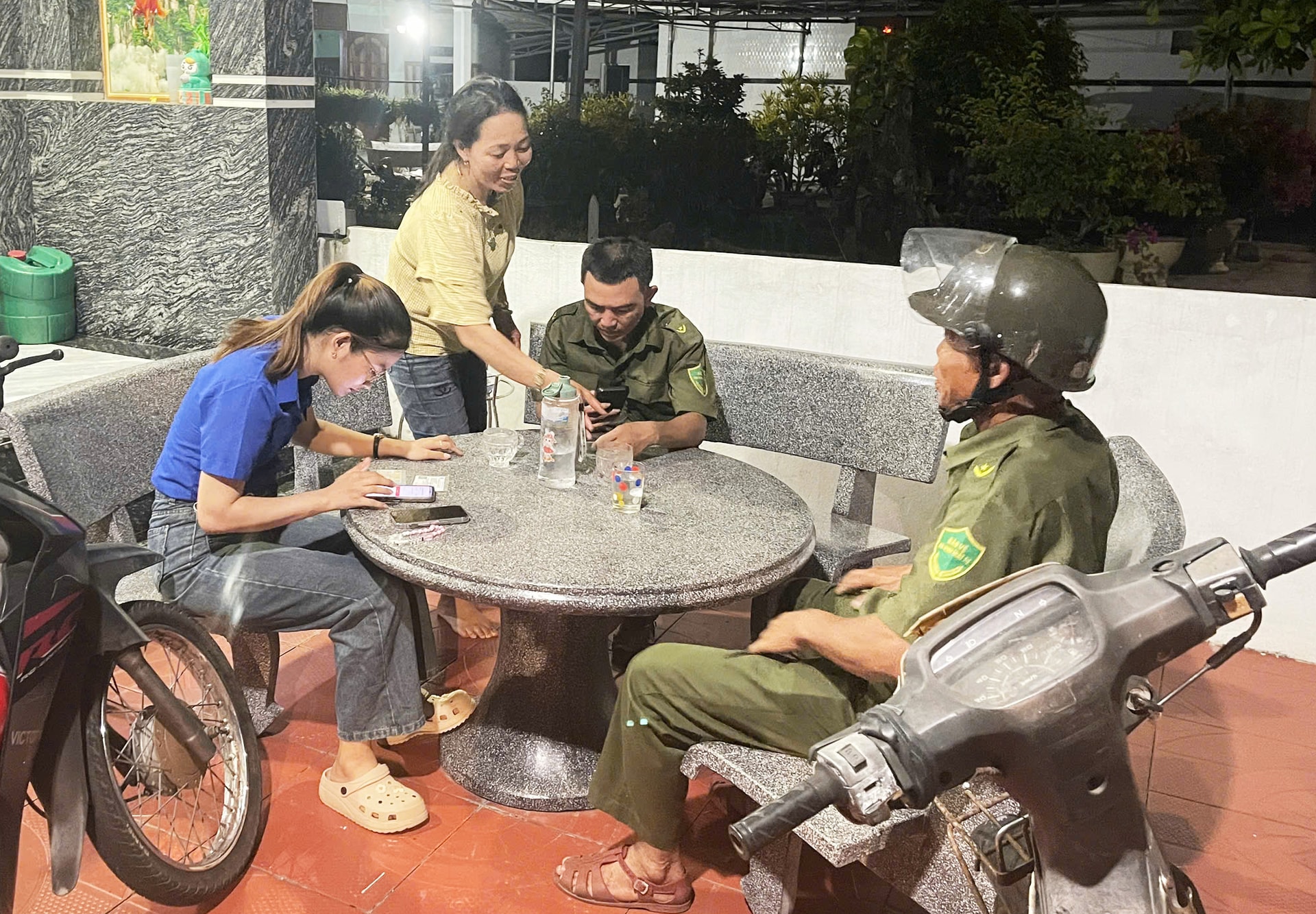 Lực lượng an ninh cơ sở ở xã Duy Nghĩa Hướng dẫn kích hoạt VNEID mức 2 và tích hợp sổ sức khỏe điện tử vào VNeid cho người dân