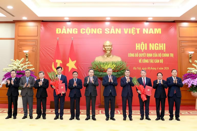 Tổng Bí thư, Chủ tịch nước Tô Lâm và các đồng chí lãnh đạo Đảng, Nhà nước chúc mừng đồng chí Nguyễn Duy Ngọc và đồng chí Nguyễn Hải Ninh. (Ảnh: ĐĂNG KHOA) a4-bnd-7712.jpg