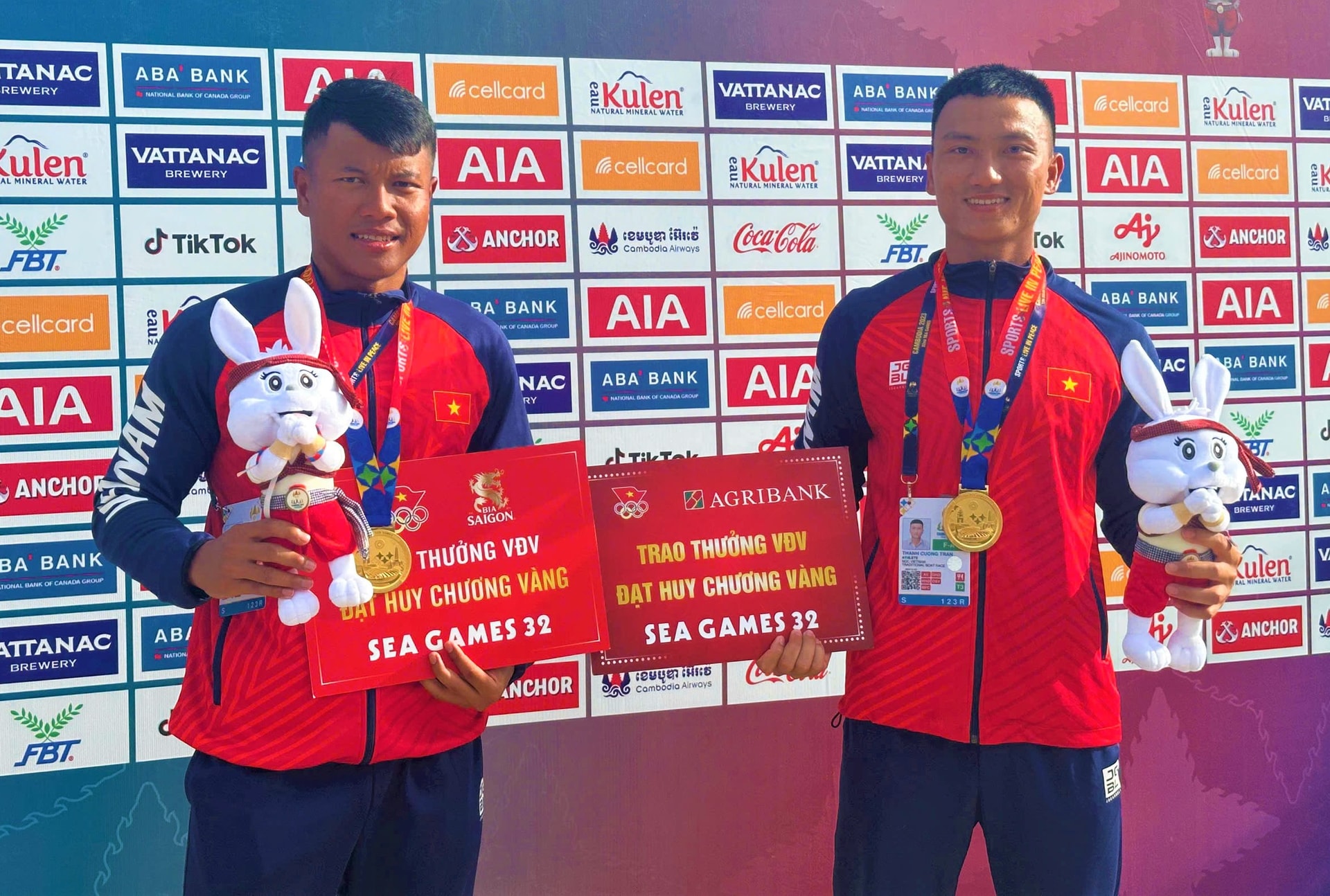 Trần Thanh Cường (bên phải) từng giành huy chương Vàng tại SEA Games 32. Ảnh: NGUYÊN KHANG
