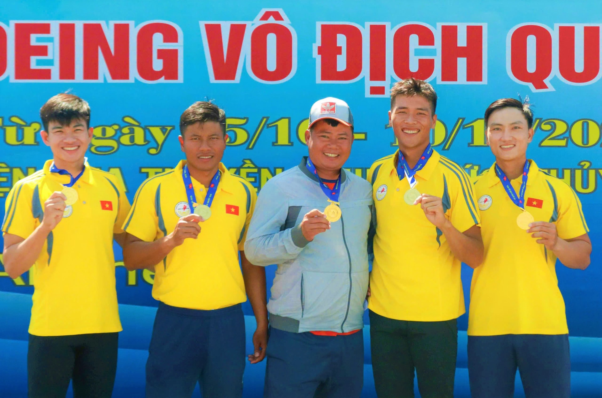 Trần Thanh Cường (bìa phải) và đồng đội có nhiều đóng góp tích cực cho đua thuyền Đà Nẵng. Ảnh: NGUYÊN KHANG
