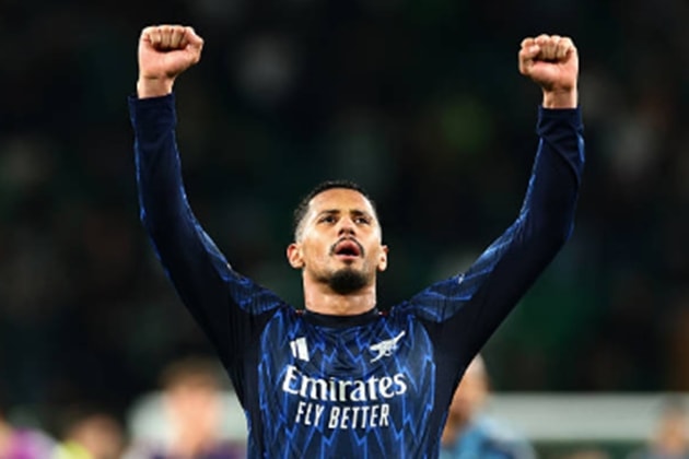 William Saliba duy trì sự điềm tĩnh trong các pha tranh chấp tay đôi.