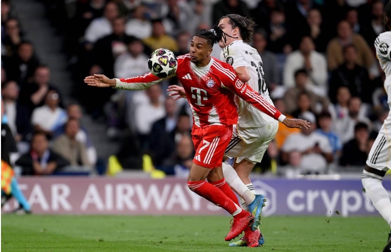 Michael Olise vượt qua Alvaro Carreras trong trận đấu tại Bernabeu.