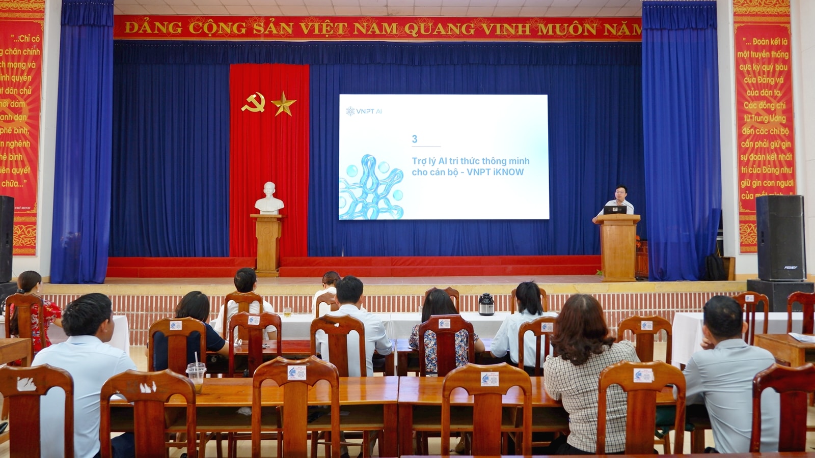 Tay Ho tap huan AI