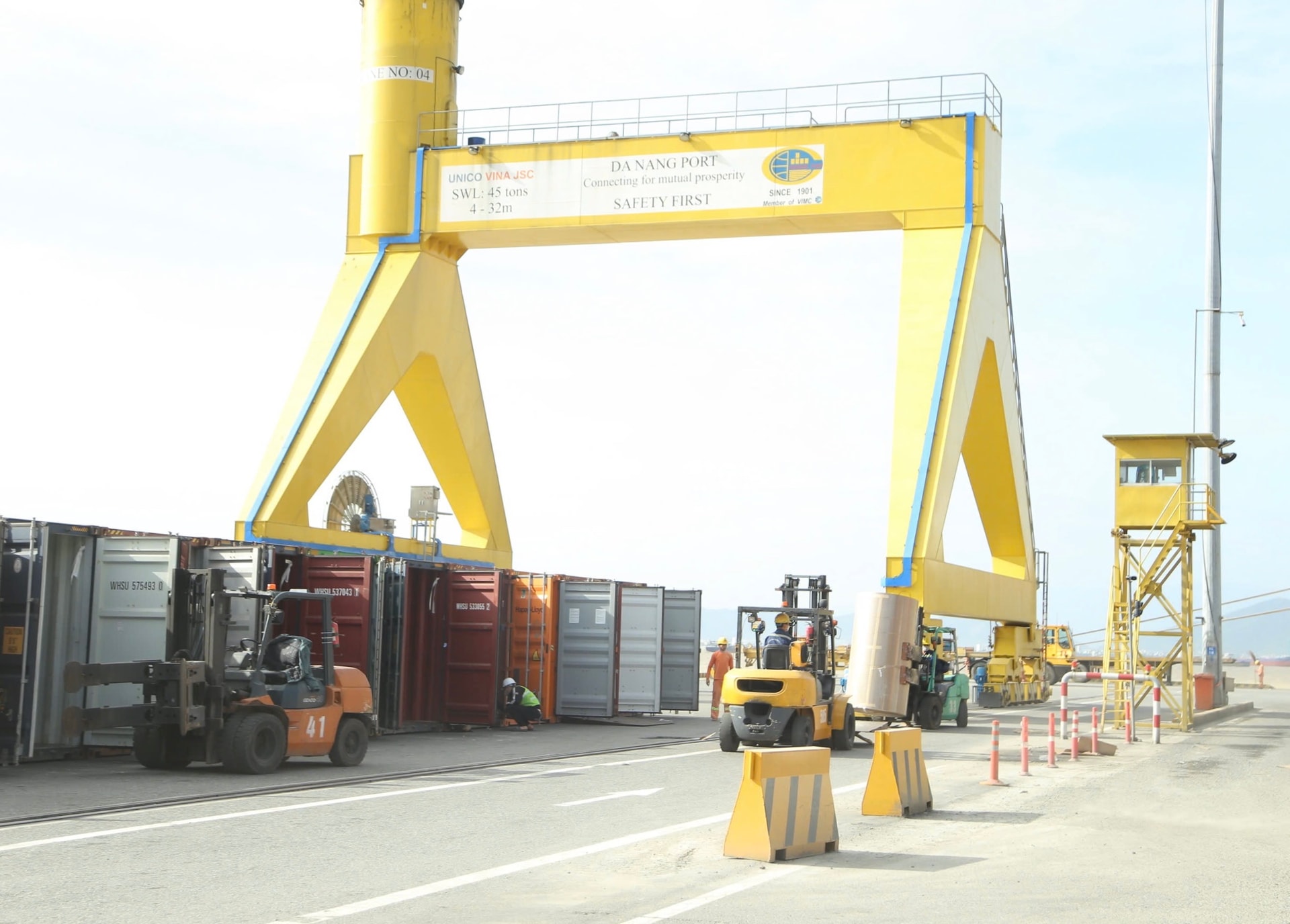 شہر میں پیداواری اور کاروباری سرگرمیاں فروغ پزیر ہیں، جس سے بجٹ کی آمدنی میں اضافہ ہو رہا ہے۔ تصویر میں: دا نانگ بندرگاہ پر درآمد اور برآمد کی سرگرمیاں۔ تصویر: MAI QUE