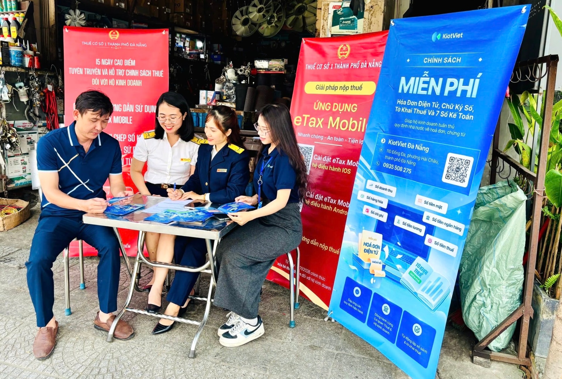 دا نانگ شہر میں ٹیکس اہلکار ٹیکس دہندگان کی مدد کر رہے ہیں۔ تصویر: MAI QUẾ