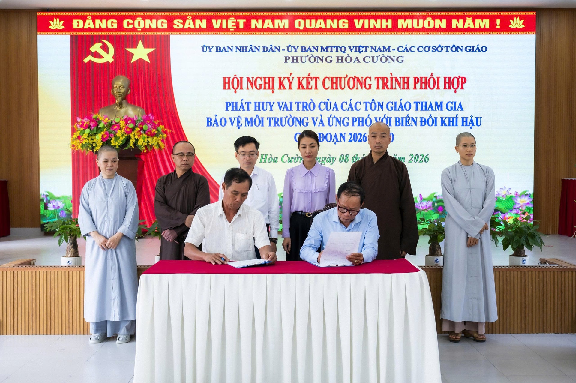 UBND, Ủy ban MTTQ Việt Nam phường Hòa Cường và các cơ sở tôn giáo ký kết nội dung phối hợp. Ảnh: A
