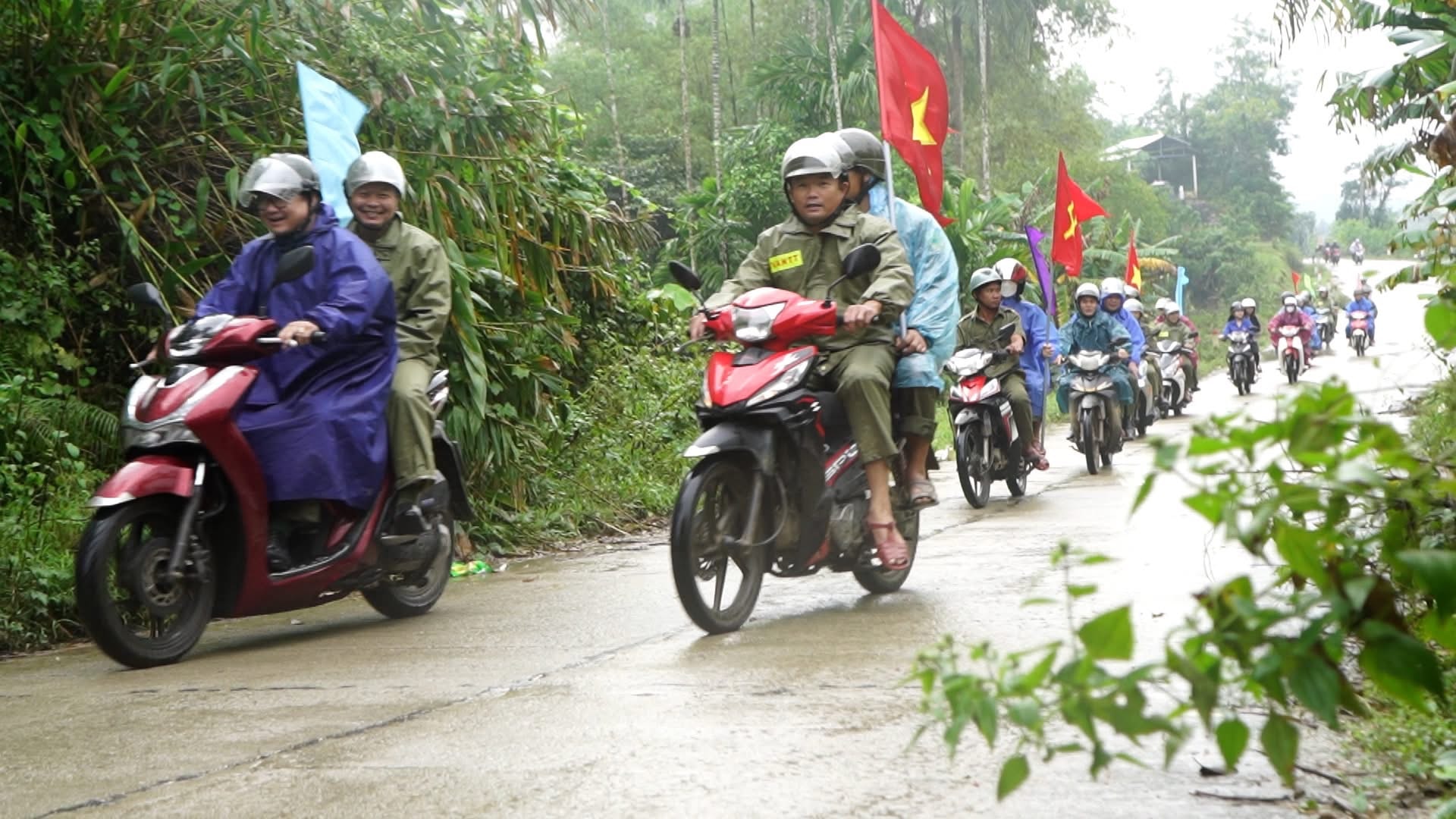 Các lực lượng ra quân tuyên truyền phong trào Toàn dân bảo vệ an ninh Tổ quốc. Ảnh: MINH THÔNG