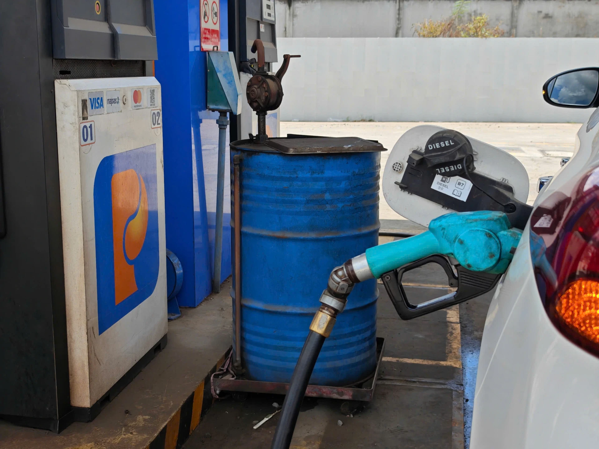 Giá dầu diesel giảm gần 10000 đồng/lít