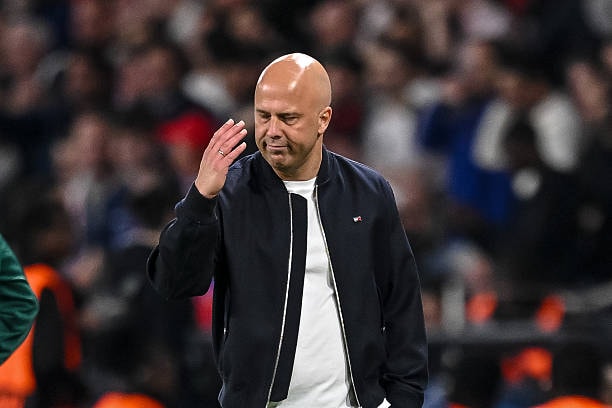 HLV Arne Slot đang đối mặt với làn sóng chỉ trích dữ dội sau thất bại tại Champions League.