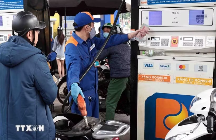 Khách hàng mua bán xăng, dầu tại một điểm kinh doanh xăng dầu của Petrolimex trên địa bàn Hà Nội. (Ảnh: Trần Việt/TTXVN)