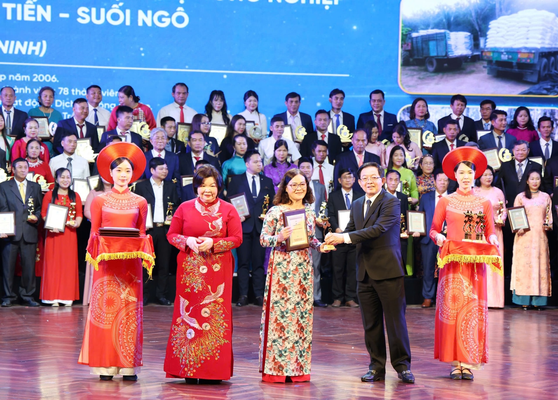 Phó Thủ tướng Hồ Quốc Dũng dự trao Giải Ngôi sao Hợp tác xã và Giải Mai An Tiêm năm 2026- Ảnh 4.