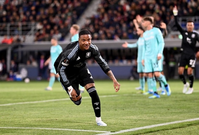 Ezri Konsa ăn mừng bàn thắng mở tỷ số cho Aston Villa.