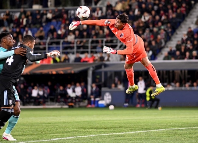 Ezri Konsa đánh đầu ghi bàn mở tỷ số cho Aston Villa.