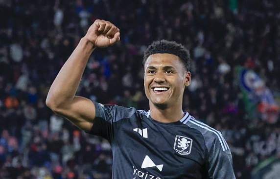 Ollie Watkins ăn mừng bàn thắng tại Europa League