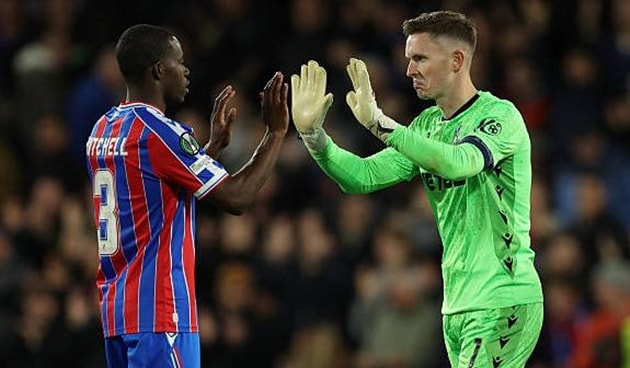 Thủ thành Dean Henderson và hàng thủ Crystal Palace chơi tập trung.