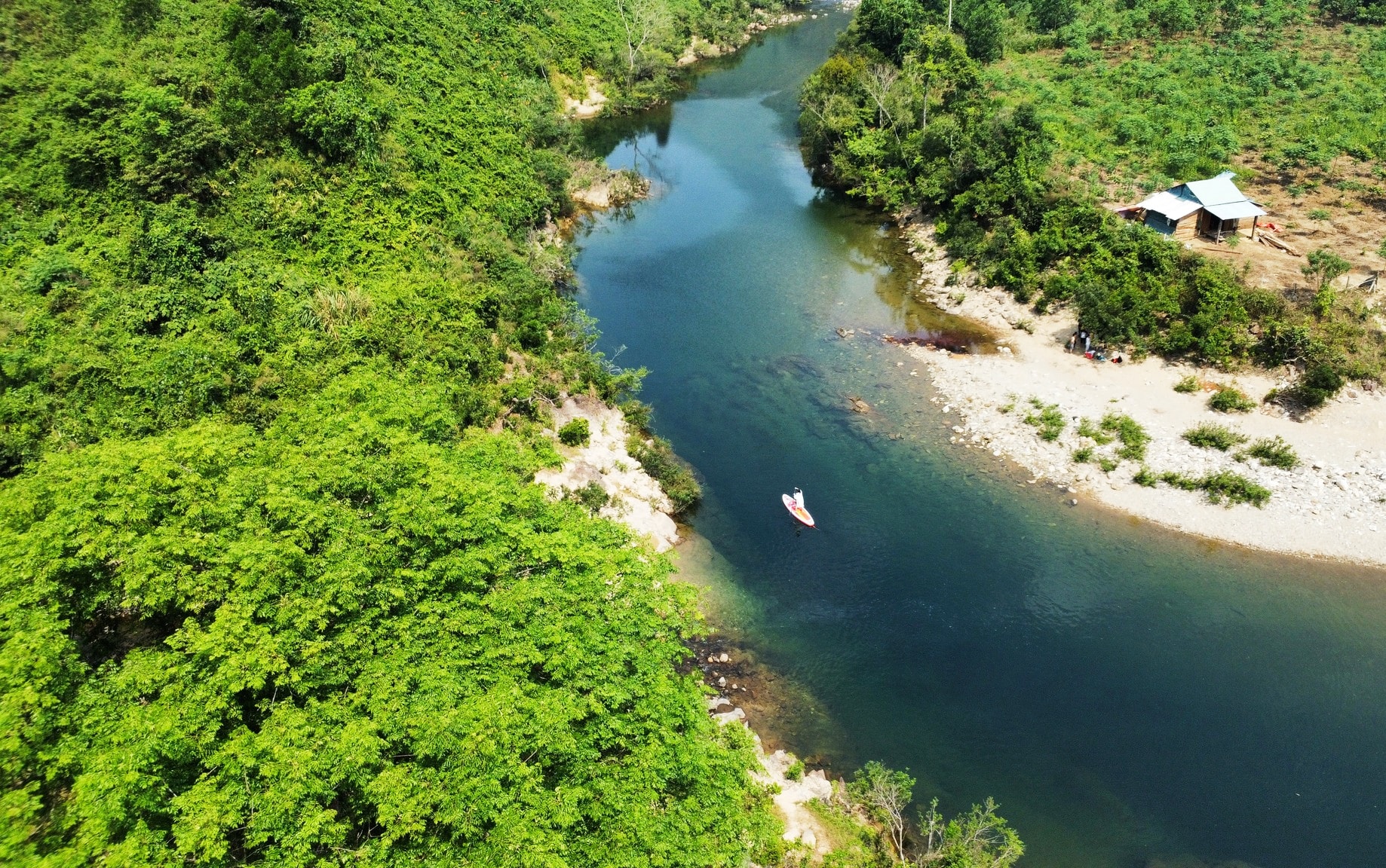 Die üppigen Grünflächen im Mittelland und in den Bergregionen ziehen Gruppen von Outdoor-Touristen an.