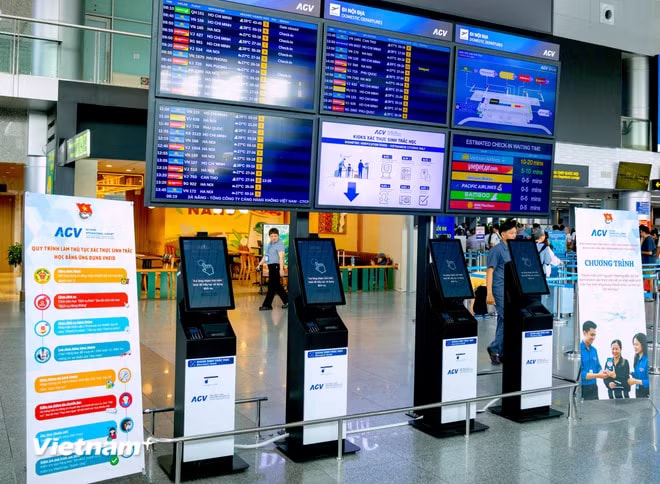 Tại khu vực Ga nội địa, các thiết bị hiện đại hoàn toàn tự động với các hướng dẫn chi tiết kỹ càng để hành khách có thể tự đăng ký lối đi ưu tiên. (Ảnh: Thanh Phong/Vietnam+) vnp-sanbay-danang-vneid-03.jpg