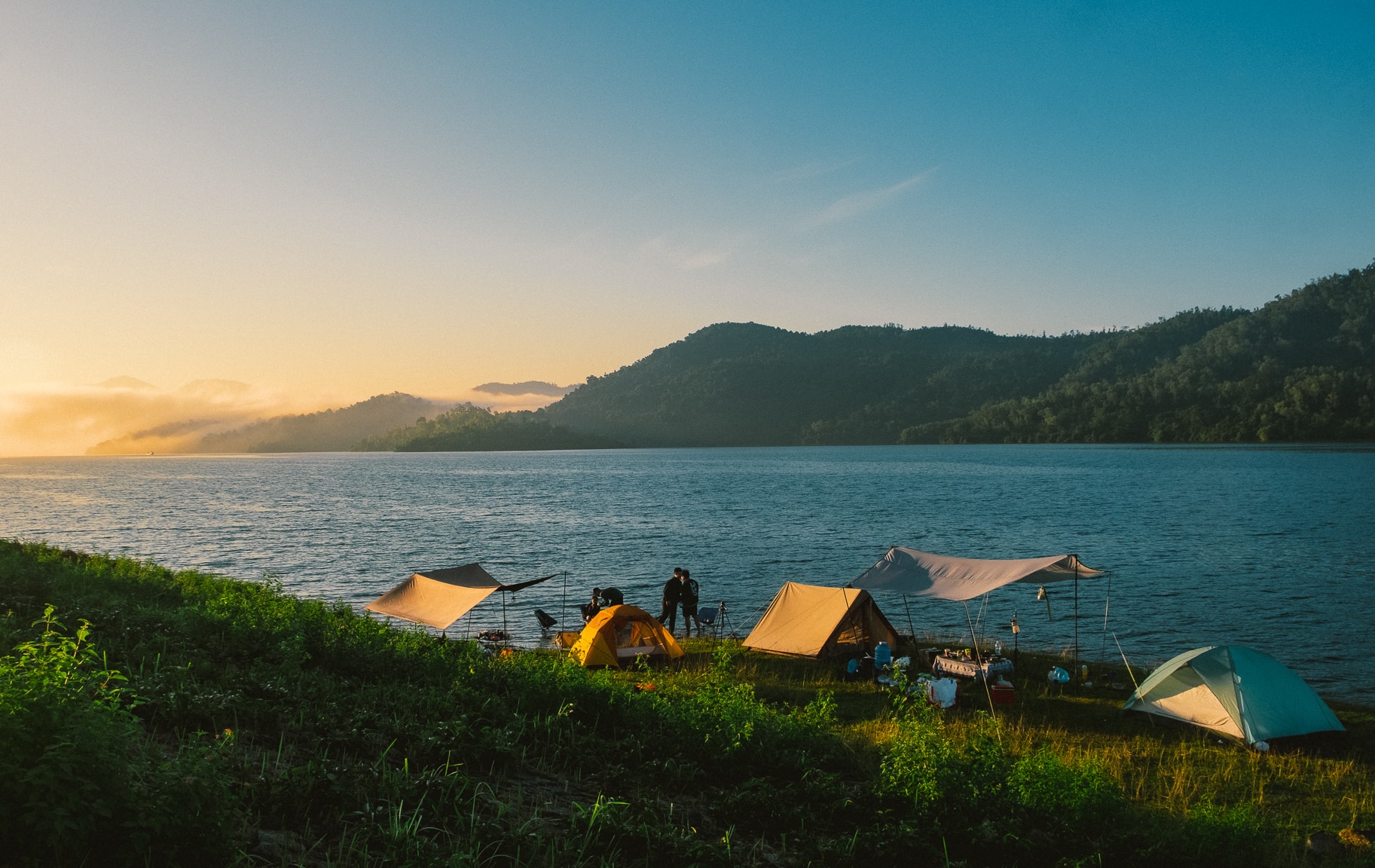 Eine Gruppe junger Leute zeltet in der Gegend um den Phu-Ninh-See.