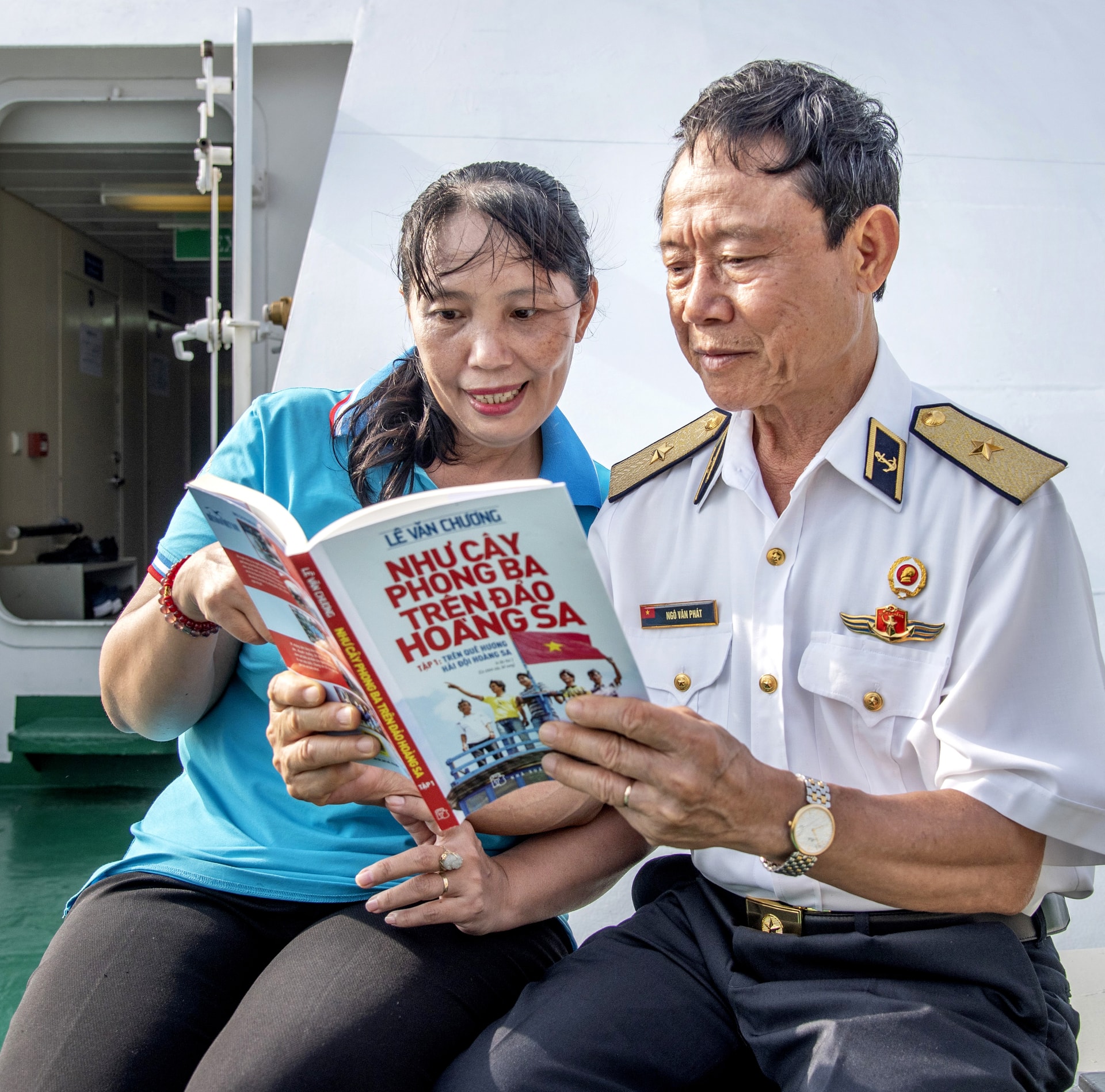 24.Ở Trường Sa nhớ về Hoàng Sa (Thiếu tướng cựu chiến binh Ngô Văn Phát, nguyên Chính ủy vùng 5 Hải quân với cuốn sách viết về Hoàng Sa trên đường hành trình ra thăm Trường Sa). Ảnh Lê Văn Chương