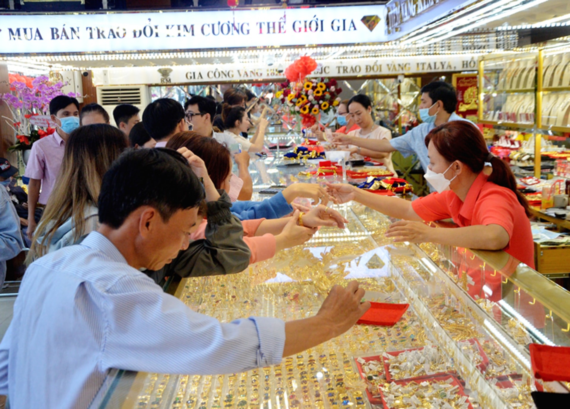 Giá vàng hôm nay 12/4/2026: Giá vàng SJC, vàng nhẫn, giá vàng 24K và vàng thế giới cuối tuần