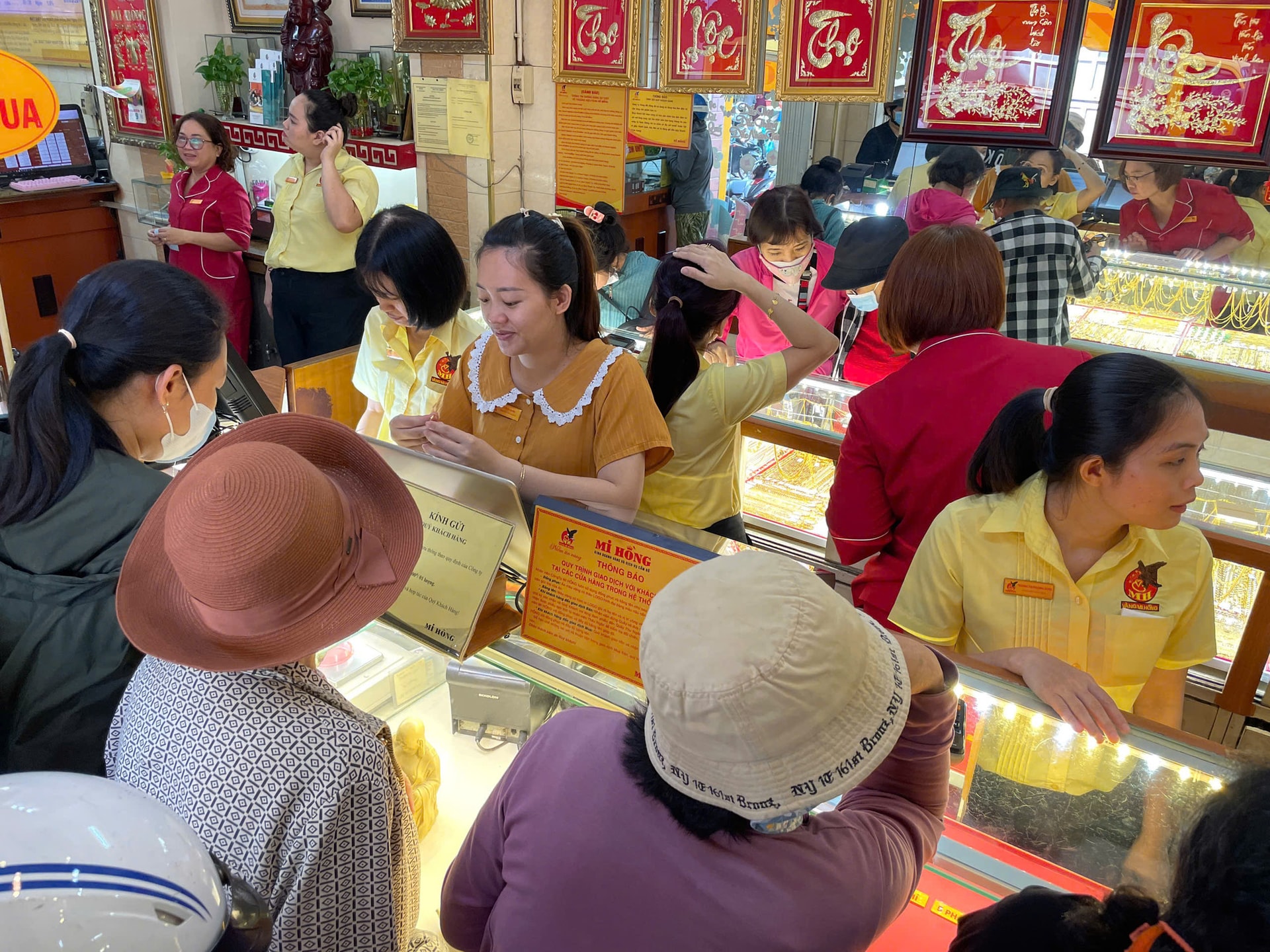 Giá vàng hôm nay 13/4/2026: Giá vàng SJC, vàng nhẫn, giá vàng 24K và vàng thế giới đầu tuần mới