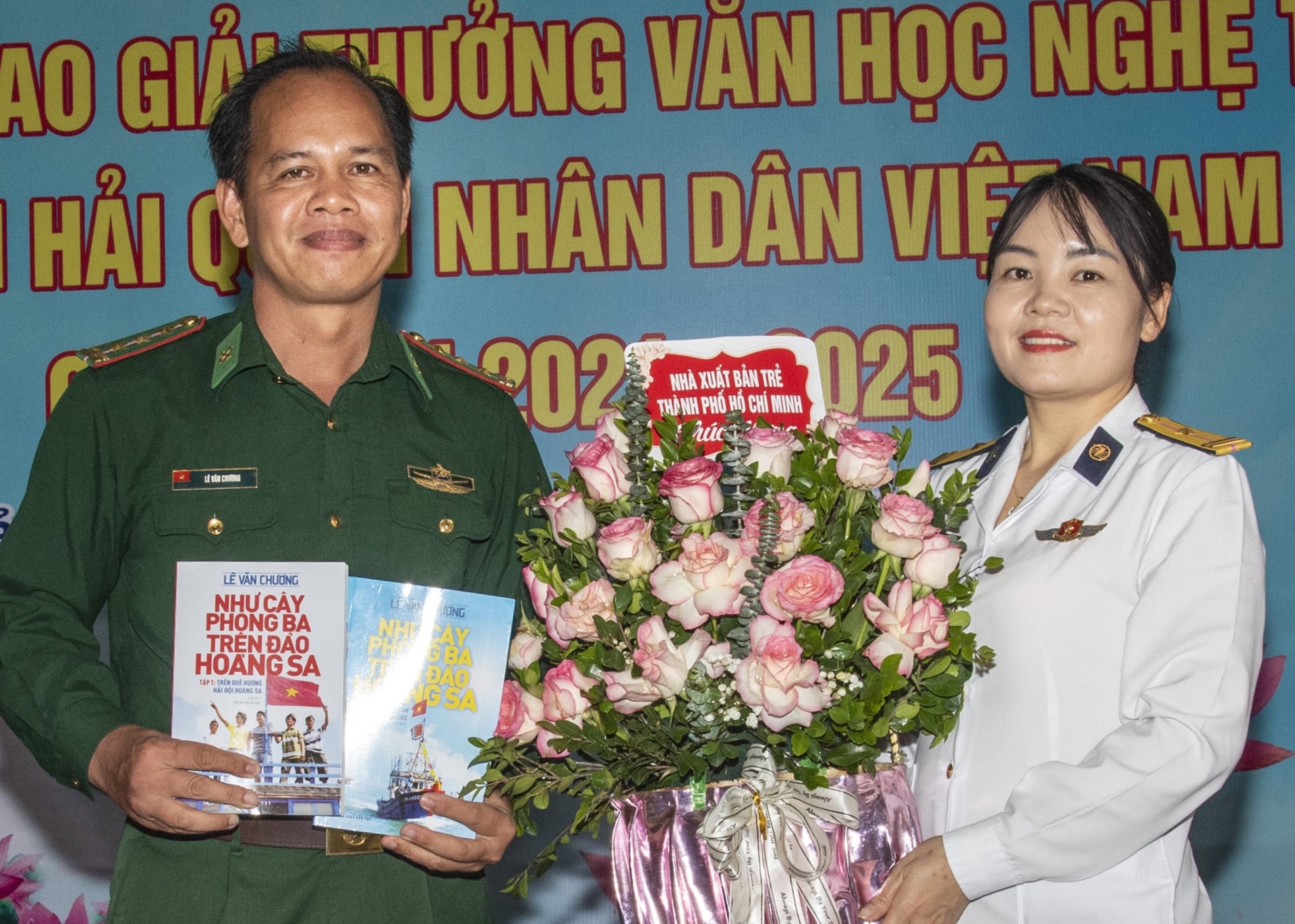 Nhà báo Lê Văn Chương và 3 tập sách về Hoàng Sa được Quân chủng Hải quân trao giải A, giải thưởng Văn học nghệ thuật. Ảnh: Lê Văn Chương