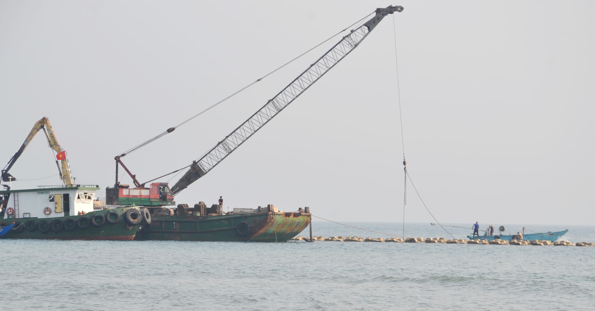 Nhà thầu Đạt Phương đang thi công hạng mục đê ngầm giảm sóng. Ảnh: C