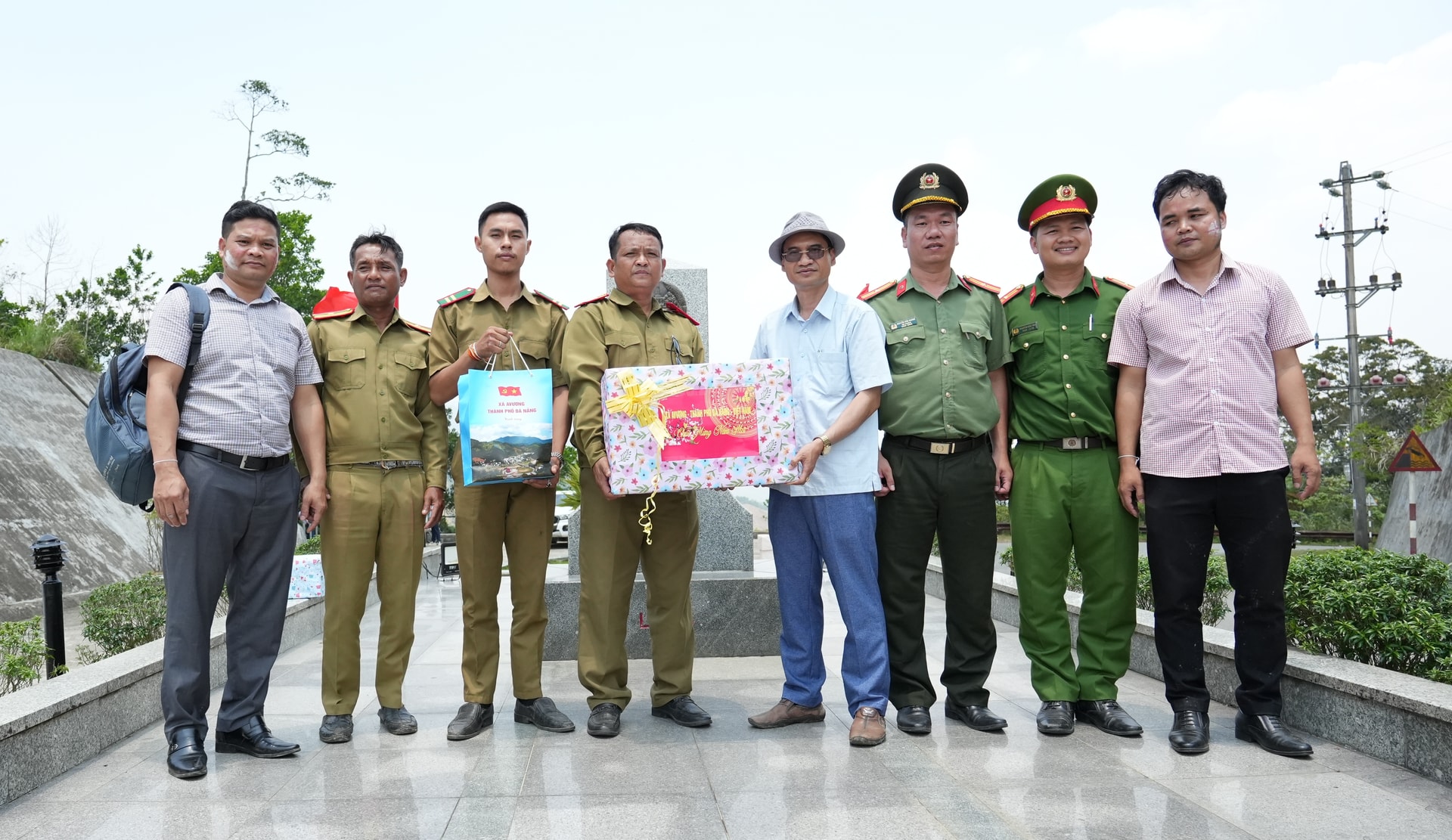 Công an xã quà cho lực lượng chức năng huyện Kà Lừm, tỉnh Sê Kông, Lào.