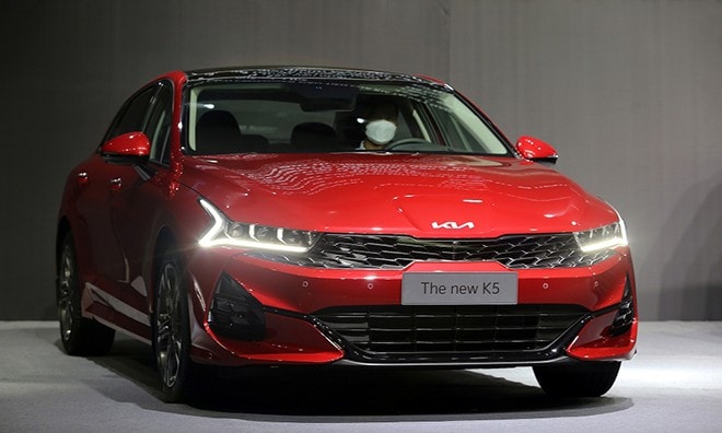 Phần đuôi xe KIA K5 với dải đèn LED kéo dài ấn tượng