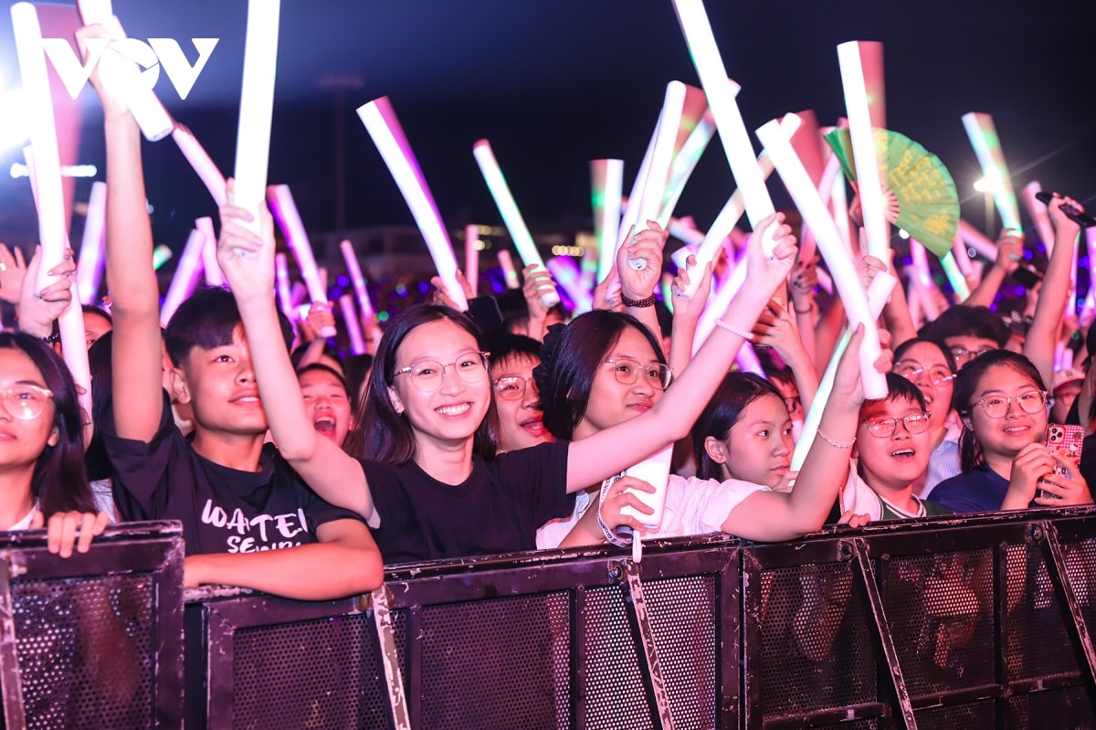 50 nghin khan gia chay het minh trong concert thanh am ky nguyen moi hinh anh 2
